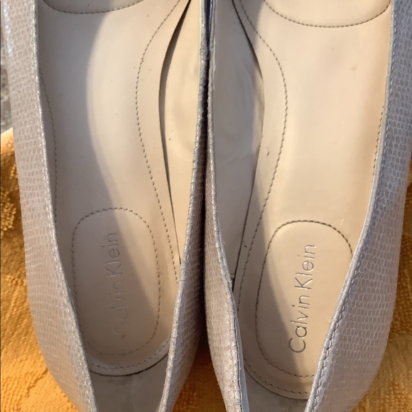 CALVIN KLEIN 2” HEEL PUMP - Picture 6 of 6